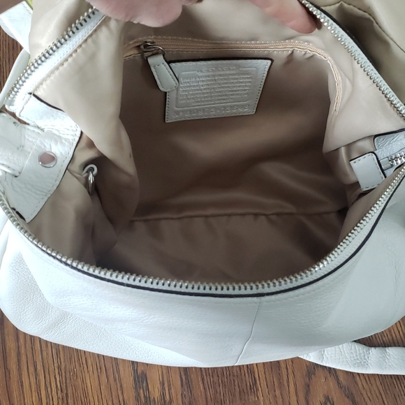 White Coach pebbled soft leather hobo bag - Picture 5 of 6